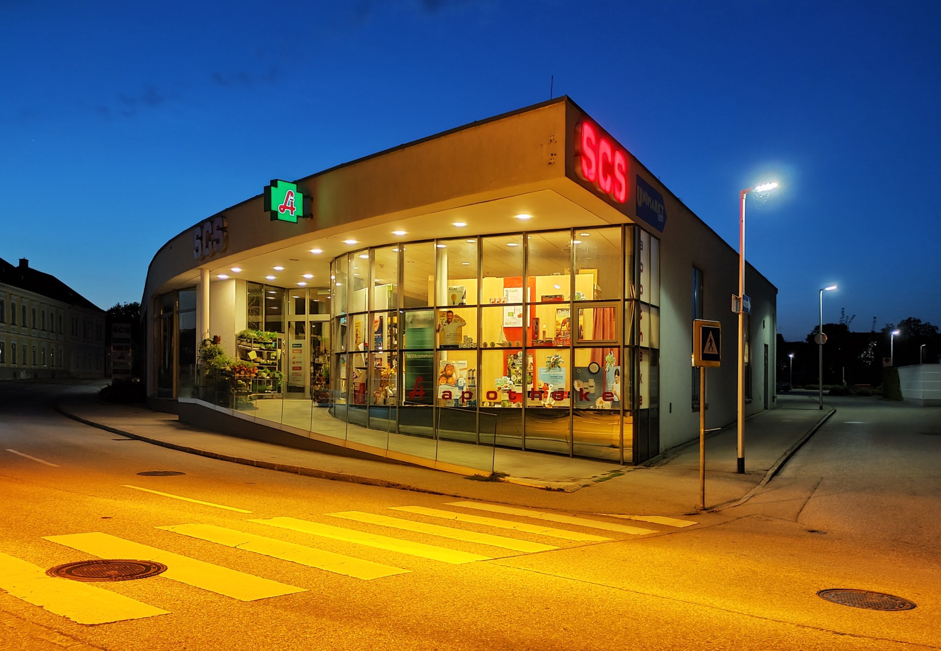 Linden-Apotheke Seitenstetten bei Nacht